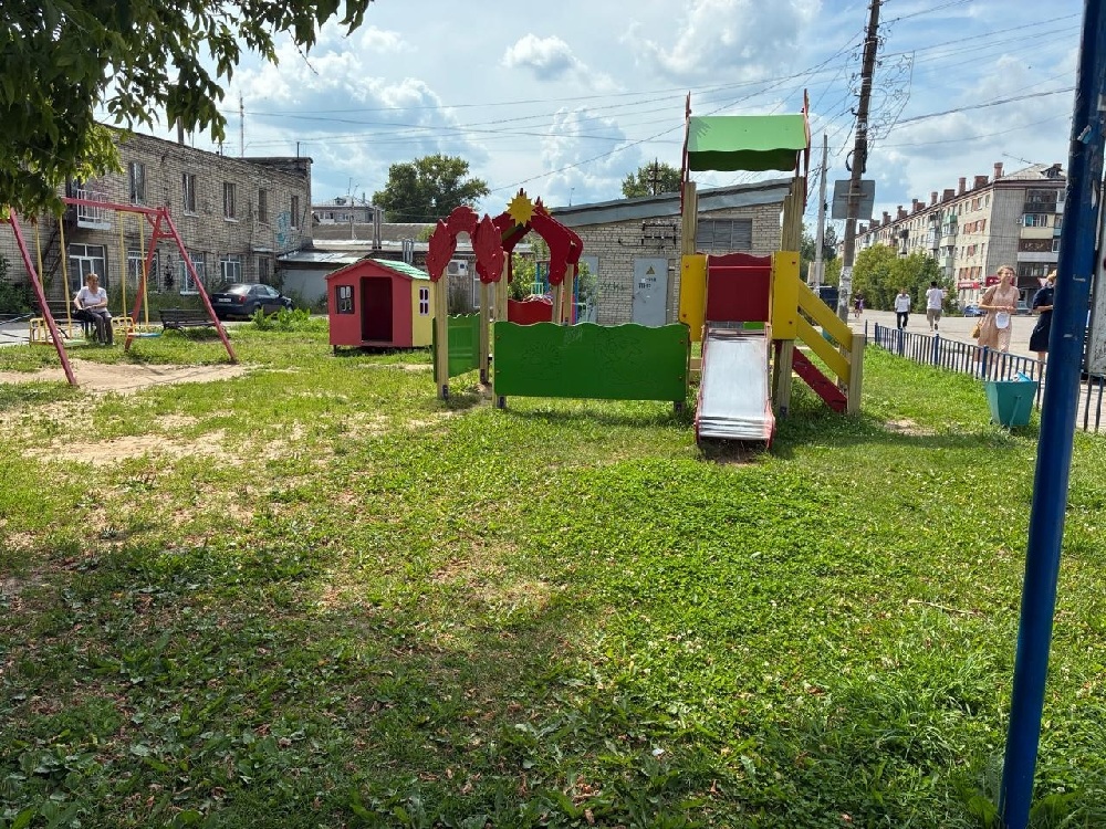 В Покрове отремонтирована аварийная детская площадка