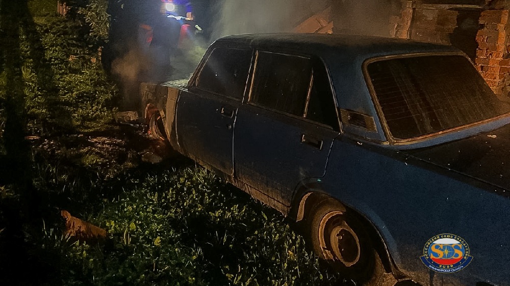 Спасатели потушили горящий автомобиль во Владимире