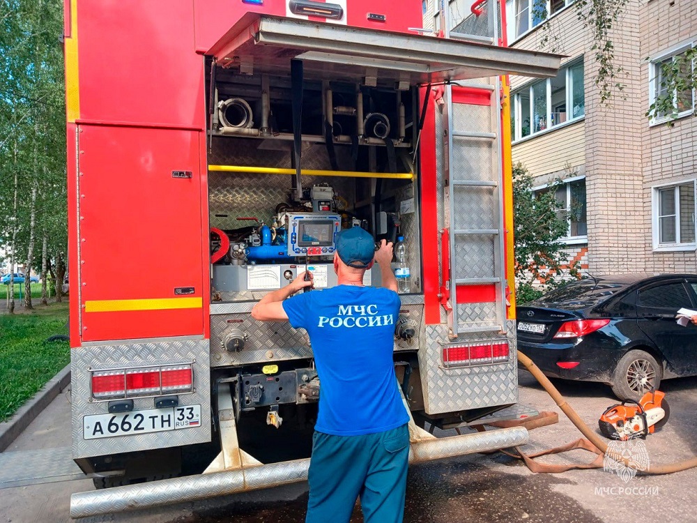 Пожарные спасли шестерых жителей Мурома из горящей квартиры