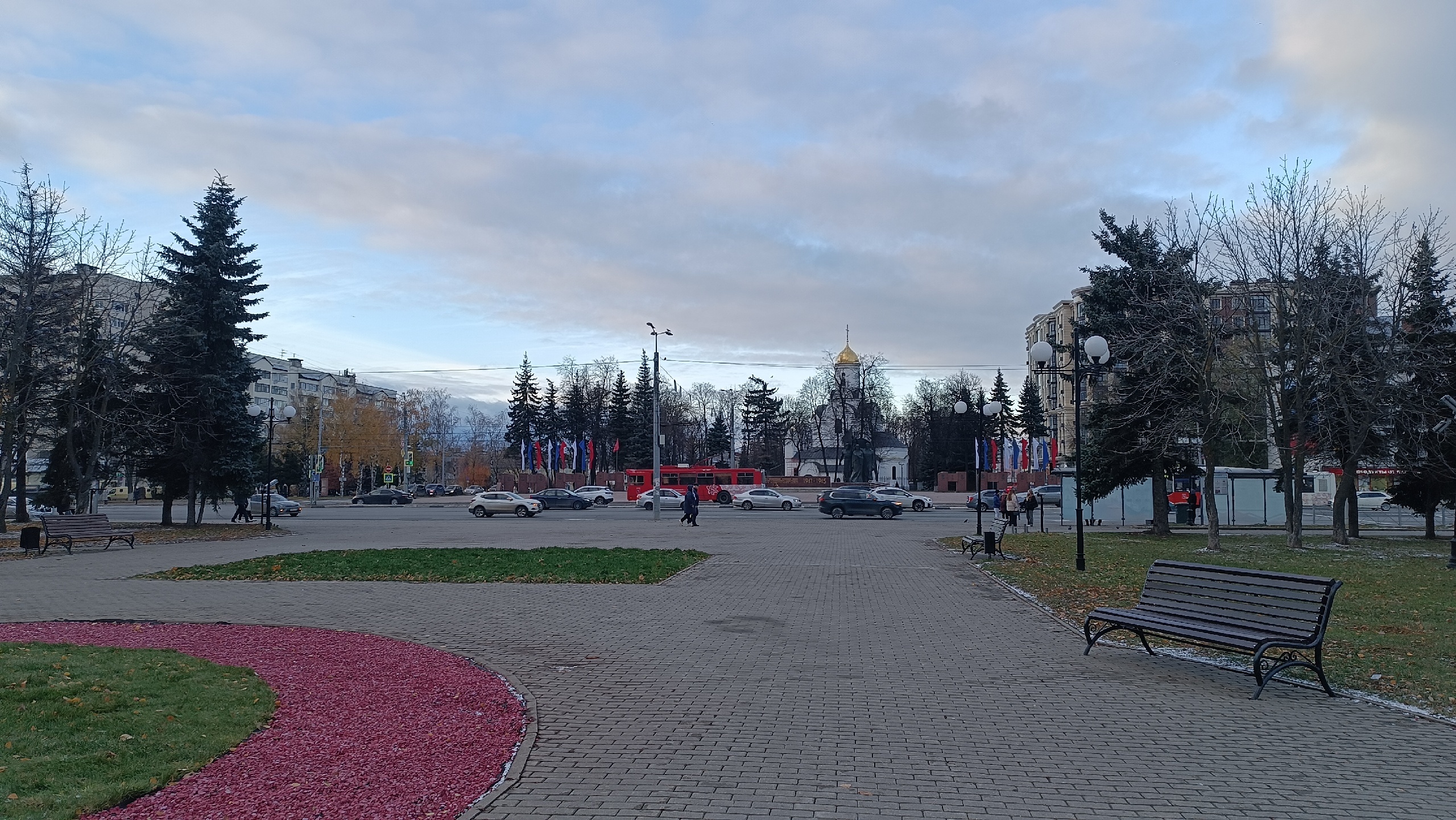Во Владимире ветер снес ограждение на площади Победы 