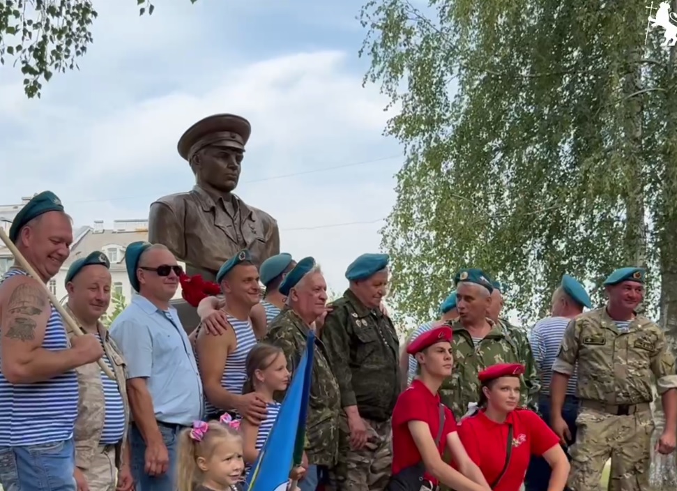 Владимирские десантники отметили 95-летие ВДВ у мемориала "Скорбящие ангелы"