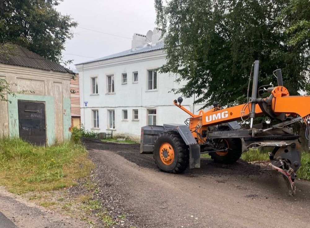 Владимирские коммунальщики укрепили щебнем улицы Молодёжную и Пушкина