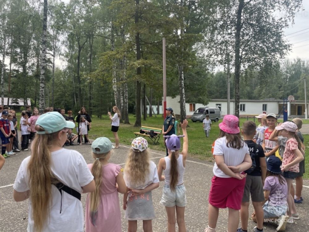Сотрудники МЧС обучили 350 ребят в детском лагере под Владимиром