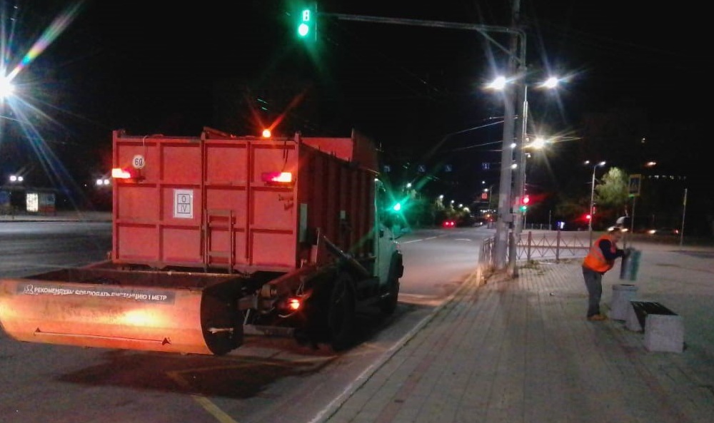 Во Владимире очистили от мусора остановки и улицы в ходе ночных работ