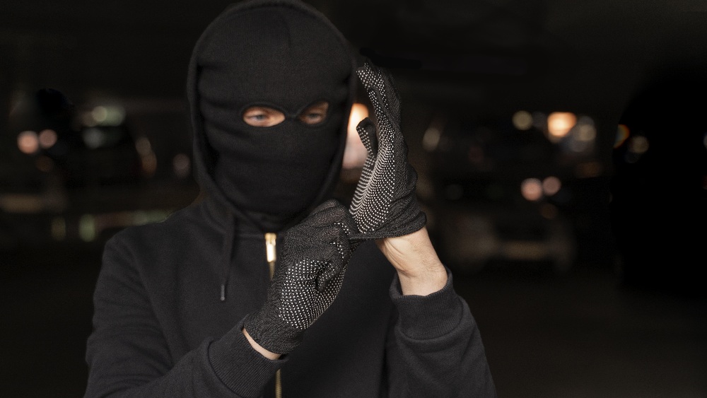 В квартире женщины из Владимира украли 160 тысяч рублей во время застолья