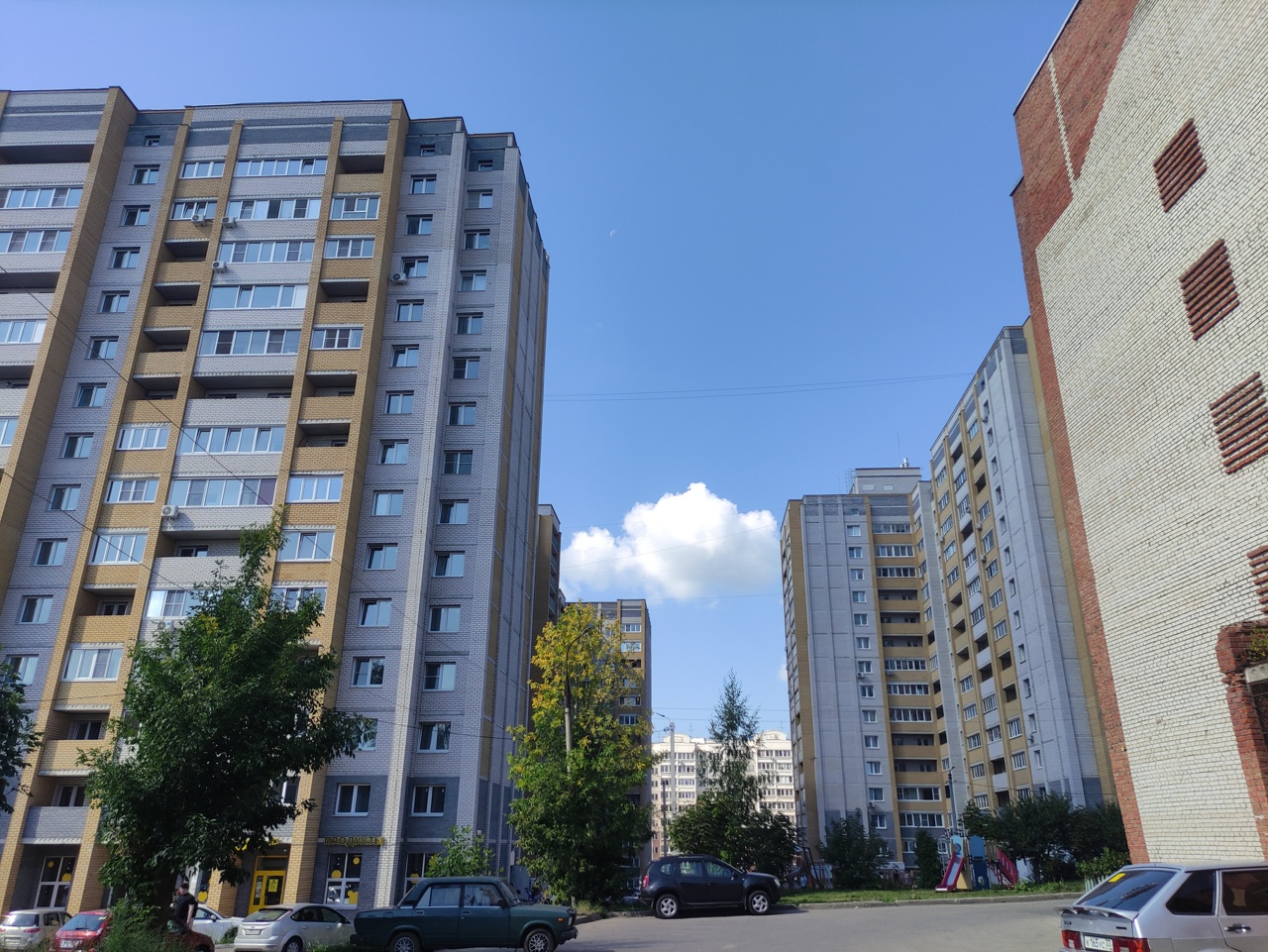  названы 5 случаев, когда водителей могут оштрафовать прямо во дворе дома