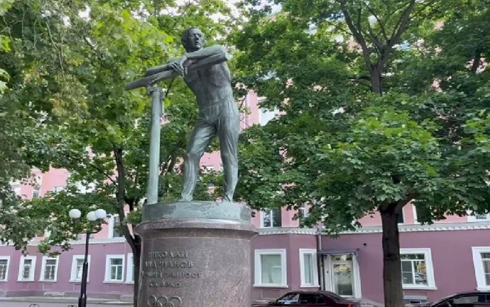 Андриановский сквер во Владимире украсили клумбы в виде медалей