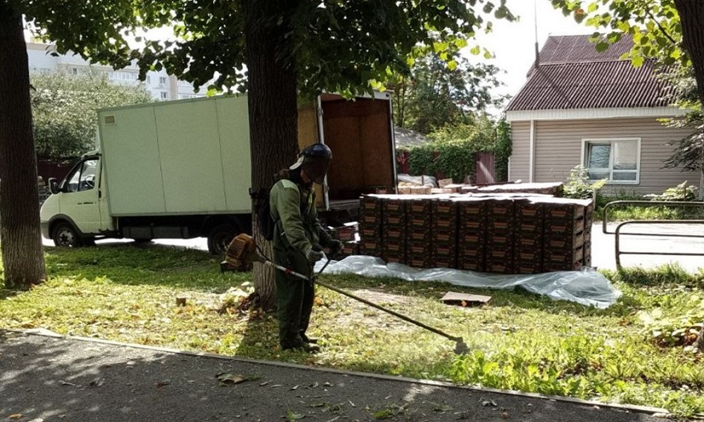 Во Владимире коммунальщики привели в порядок газоны и обочины в микрорайоне Лунево