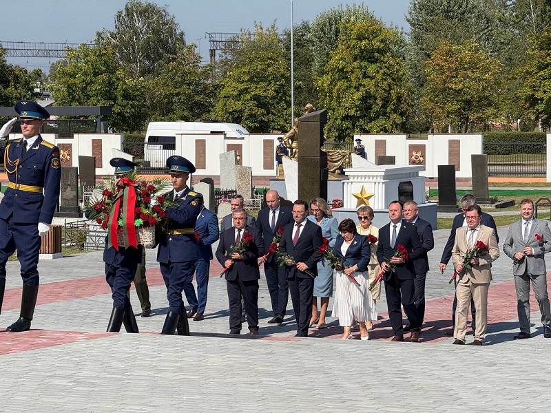 Делегация Владимирской области почтила память земляков-героев в Беларуси