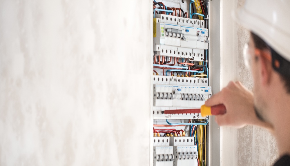 В шести деревнях Александровского района отключат электричество 