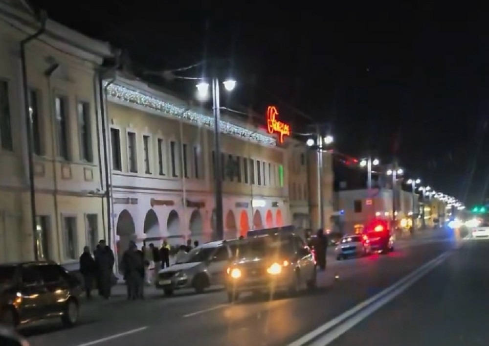 Мотоциклист столкнулся с автомобилем Росгвардии в центре города