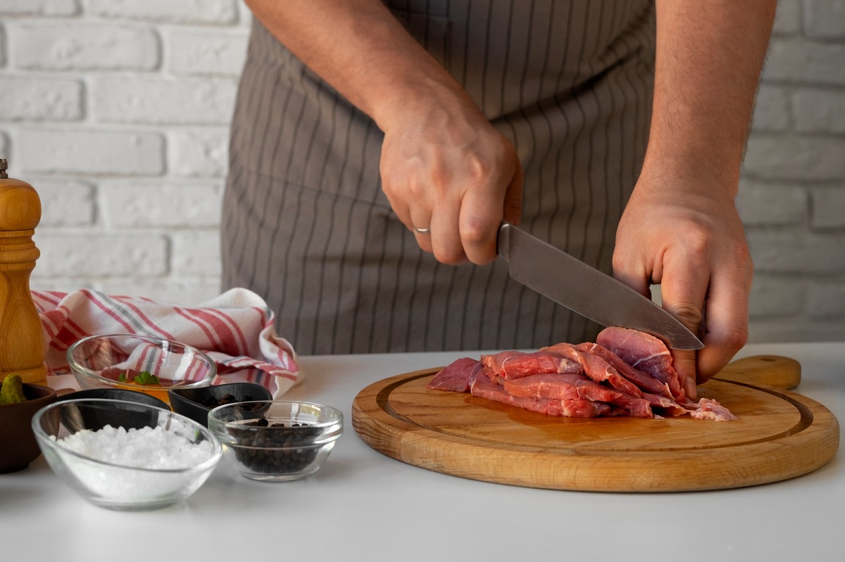 Мыть или не мыть мясо перед готовкой? Шеф-повар дал окончательный ответ