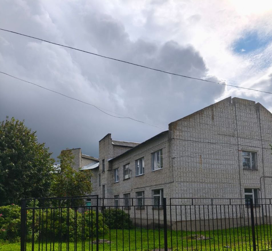В Кольчугинском районе восстановили поврежденный забор вокруг школы