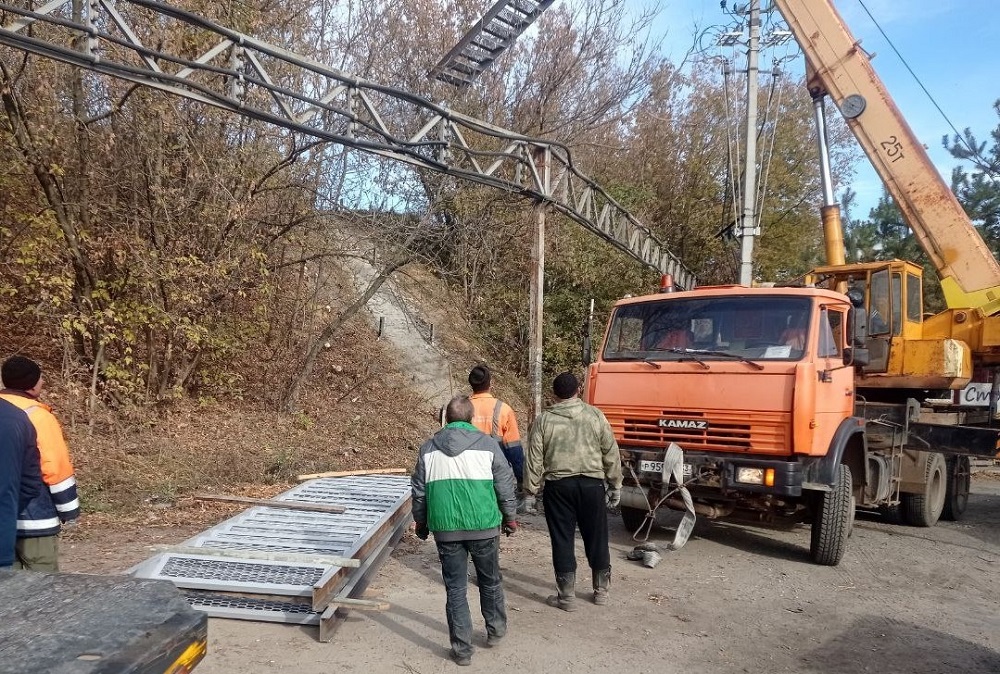 Во Владимире ставят новую лестницу между Верхней Дубровой и Мещерской