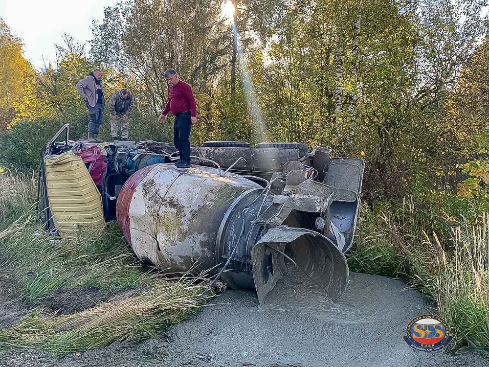 Во Владимирской области бетономешалка улетела в кювет на М-7