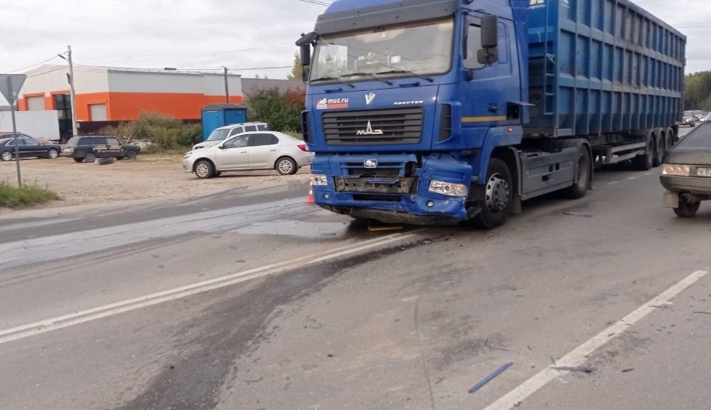 Водителя освободили из покореженной машины после аварии в Коврове