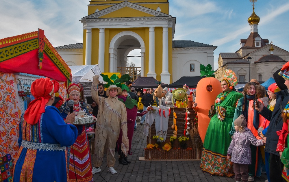 Самый длинный овощ выбрали на Евфросиньевской ярмарке в Суздале