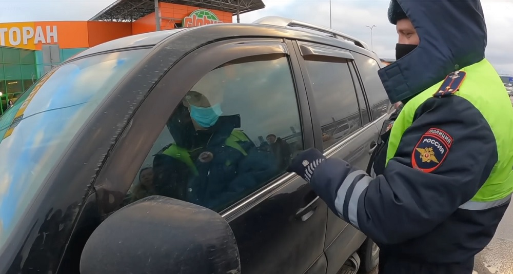 Сижу в машине на парковке, и тут подходит инспектор ДПС и требует предъявить документы - законно ли это?